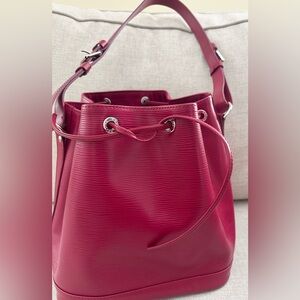 Louis Vuitton Petit Noé Epi Bucket Bag – Fuchsia